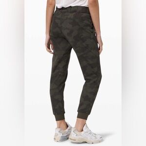 Lululemon on the fly joggers 28”